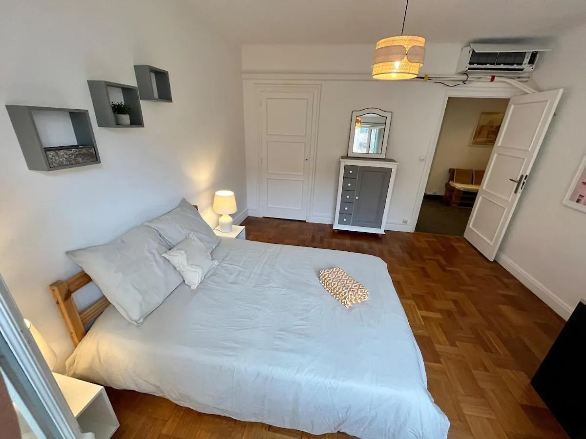 Suite Korneille Lyon 0*,